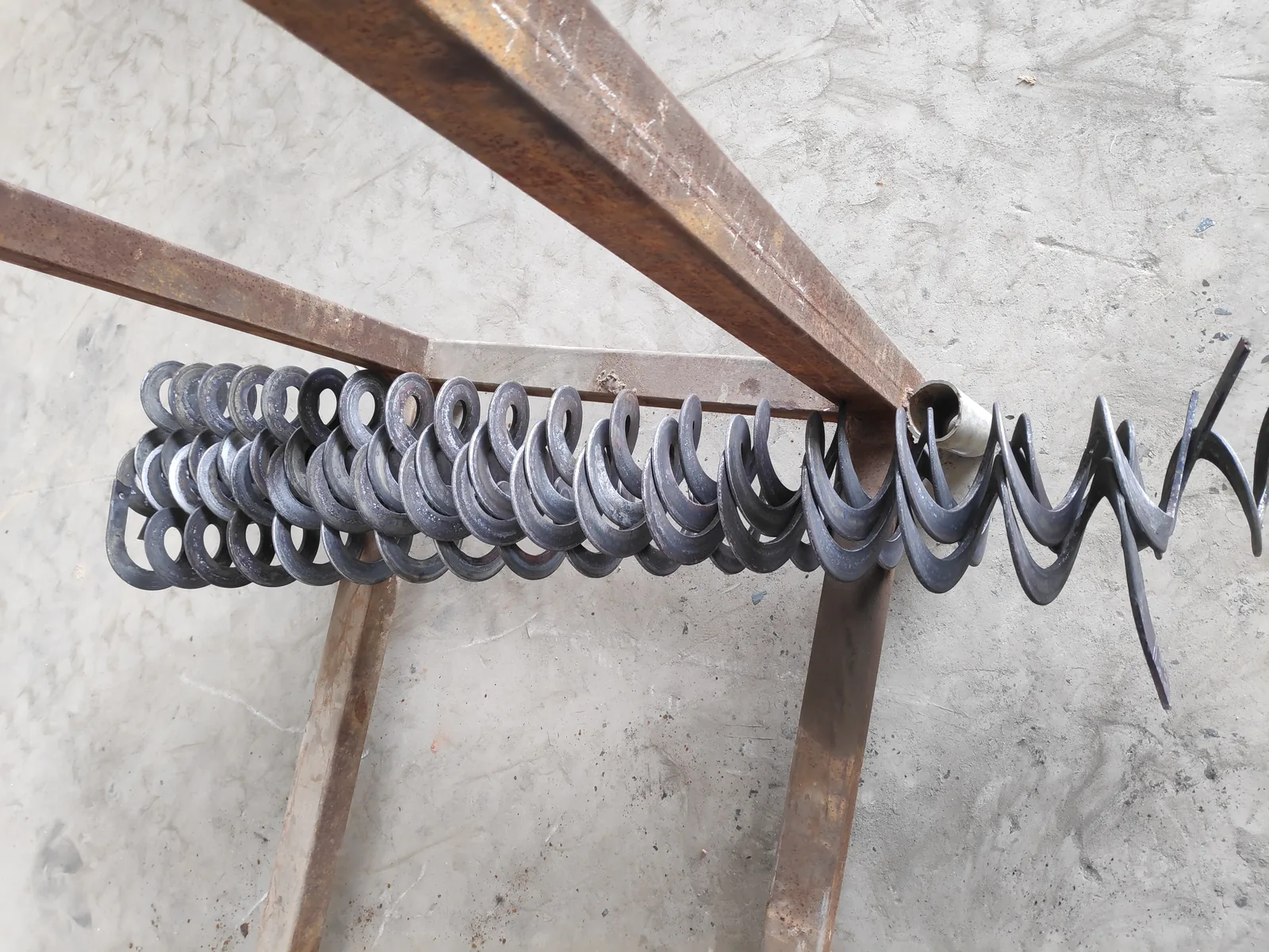Rounded-edge helical flight pieces arranged for inspection