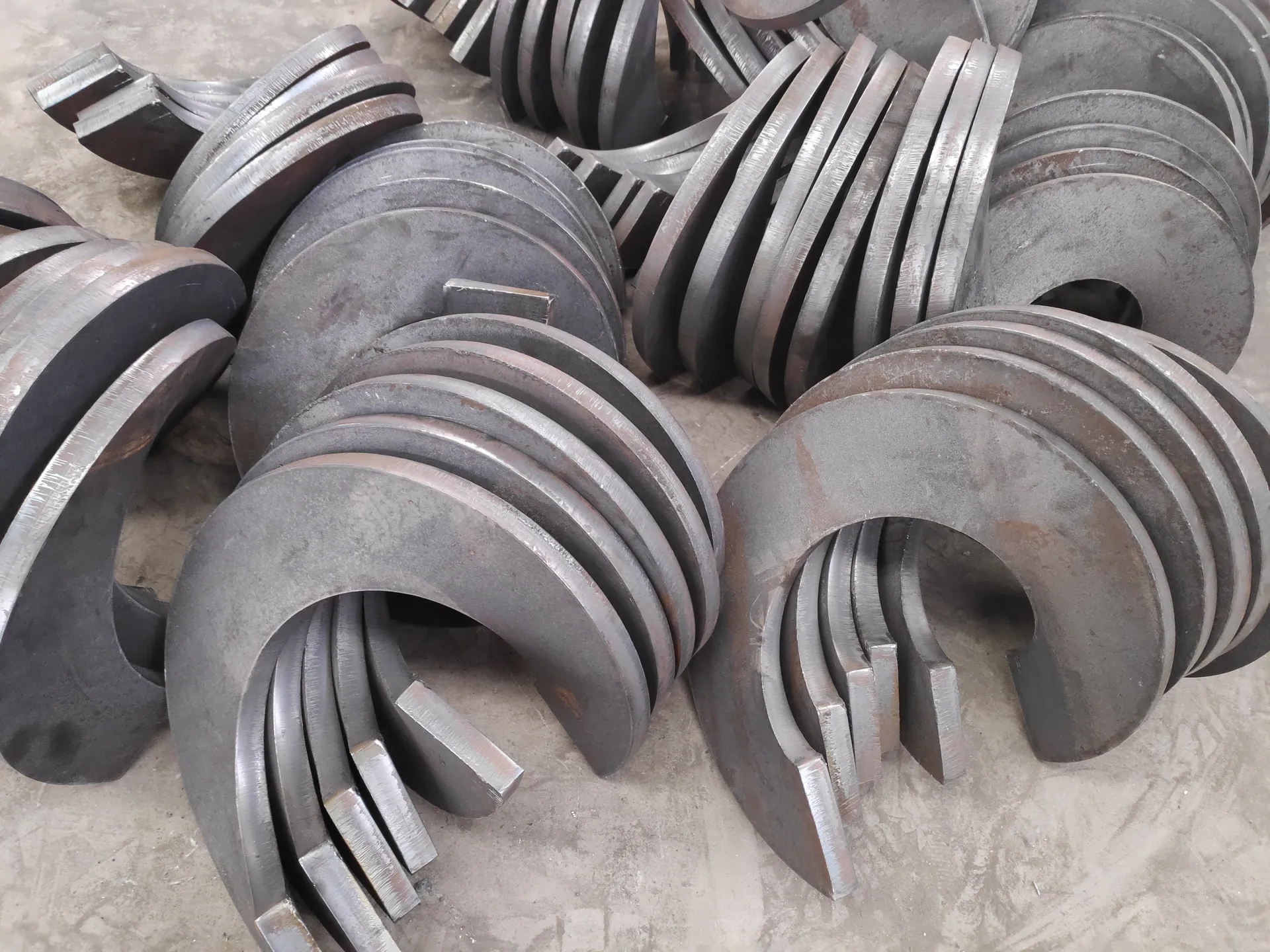 Formed sectional screw flight segments