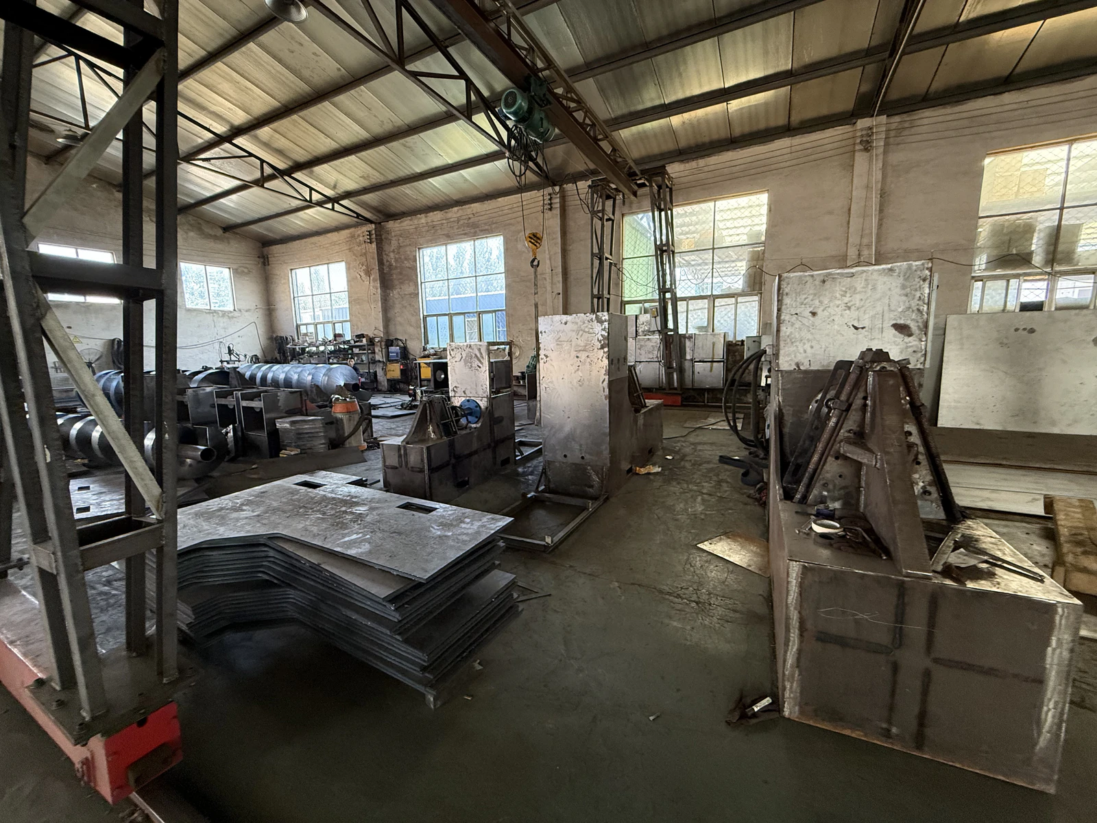 Screw flight cold rolling machine in a factory