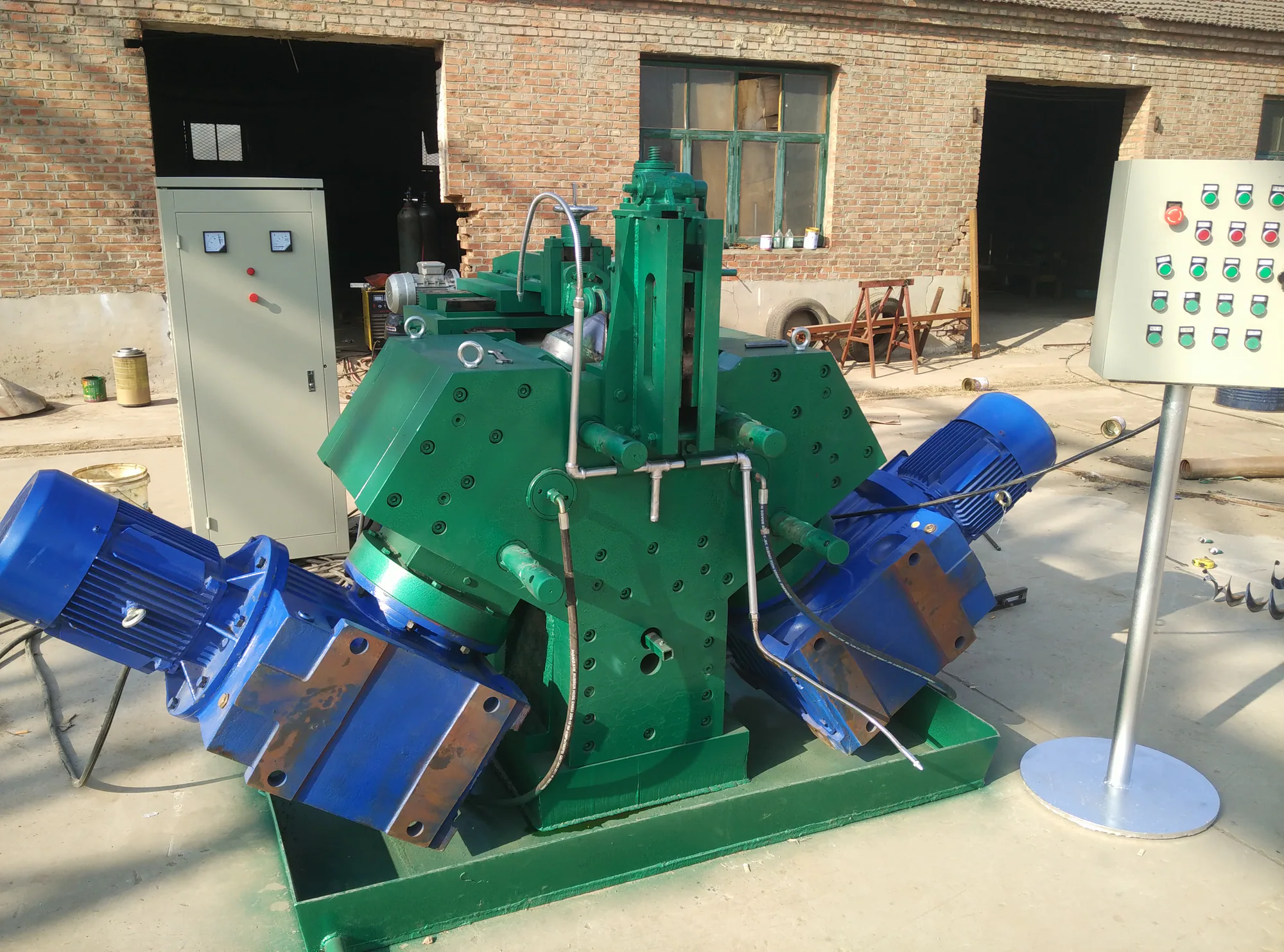 Industrial cold rolling machine designed for manufacturing continuous screw flights Industrial cold rolling machine designed for manufacturing continuous screw flights