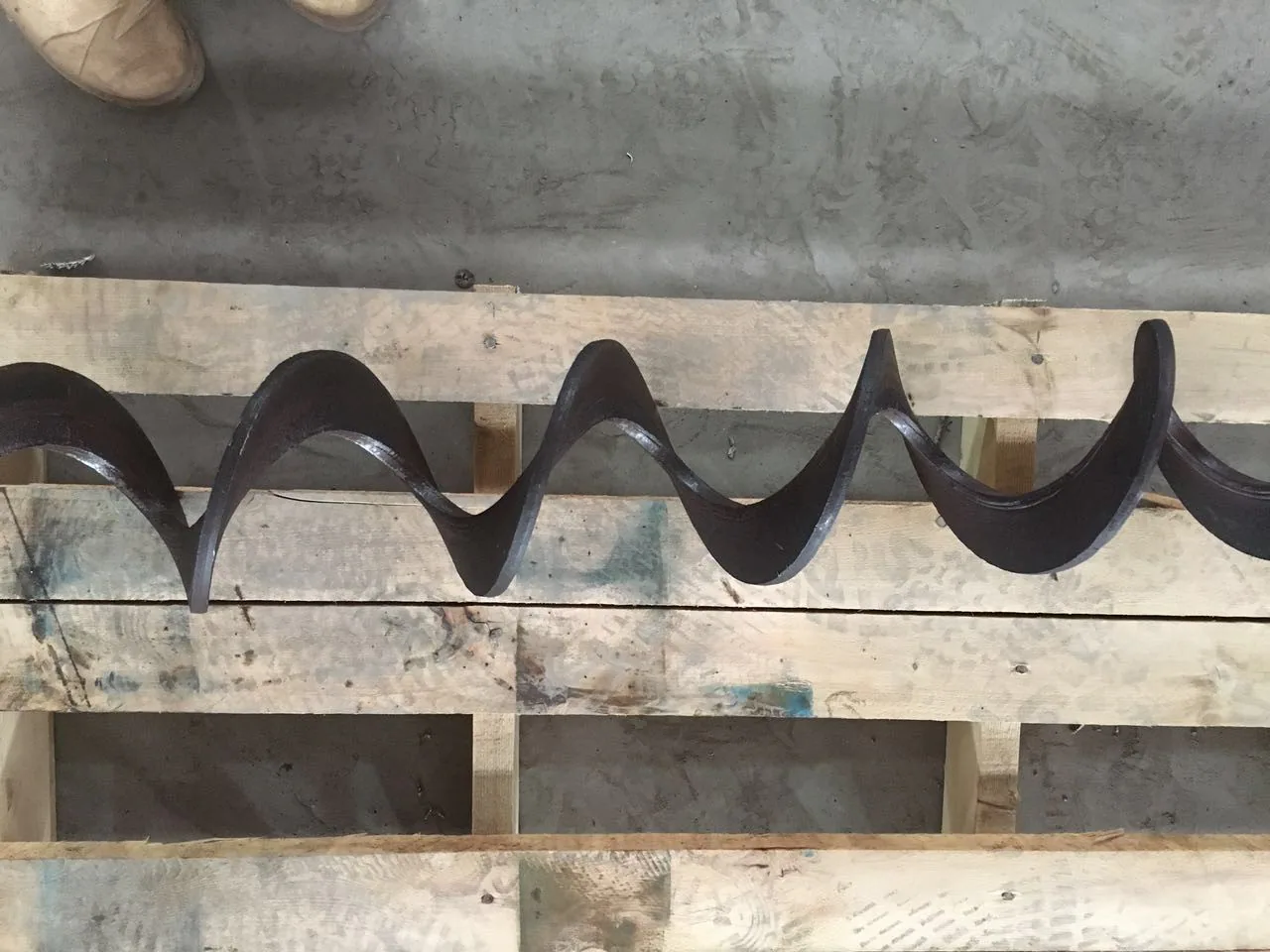 Custom continuous screw flight forming machine with spiral winding technology
