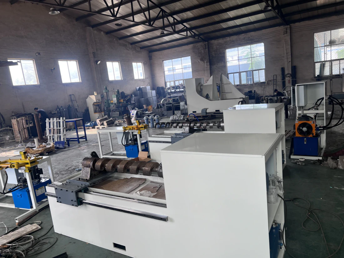 Continuous screw flight winding machine Continuous screw flight winding machine