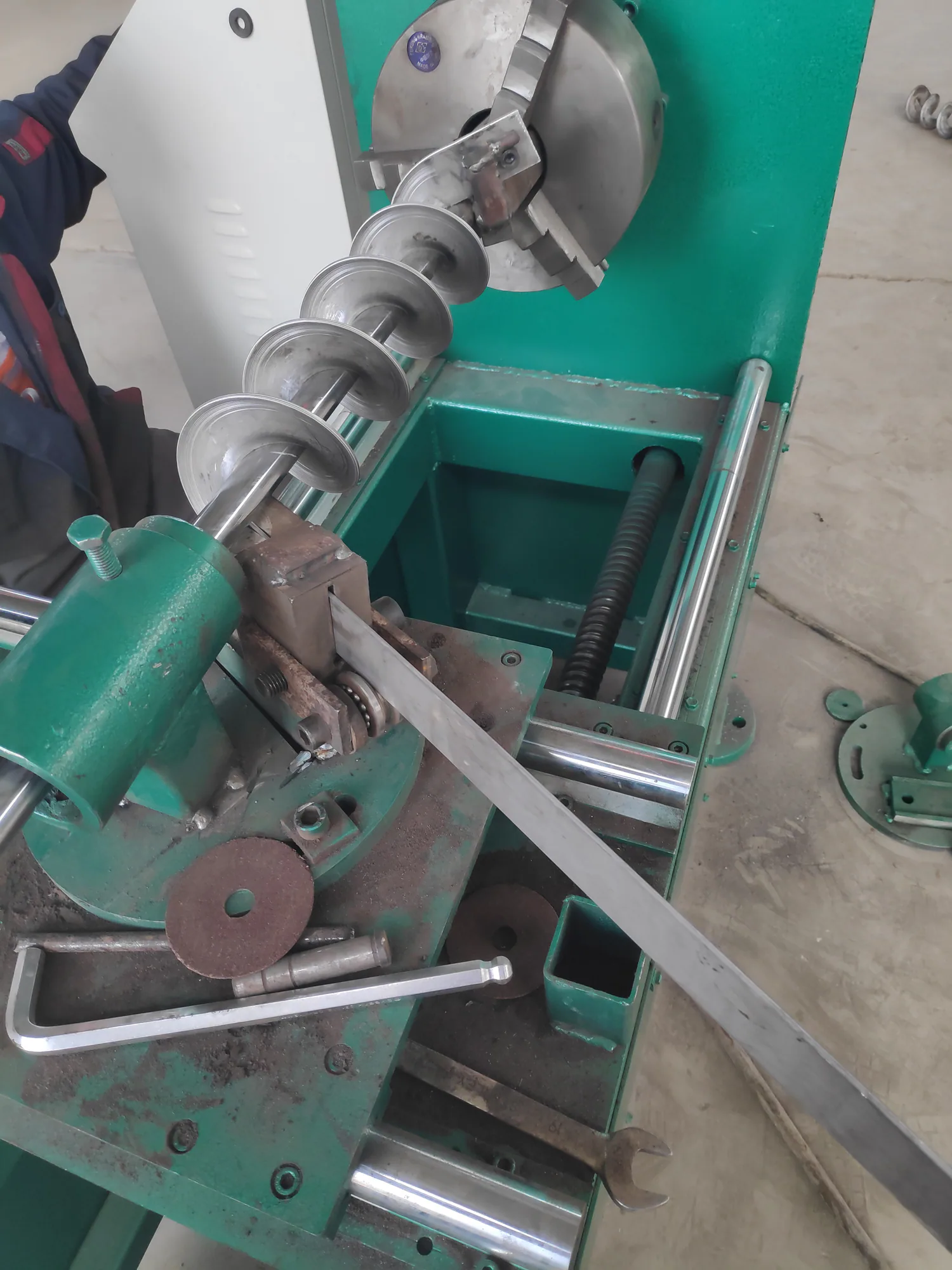 Continuous screw flight winding machine detail
