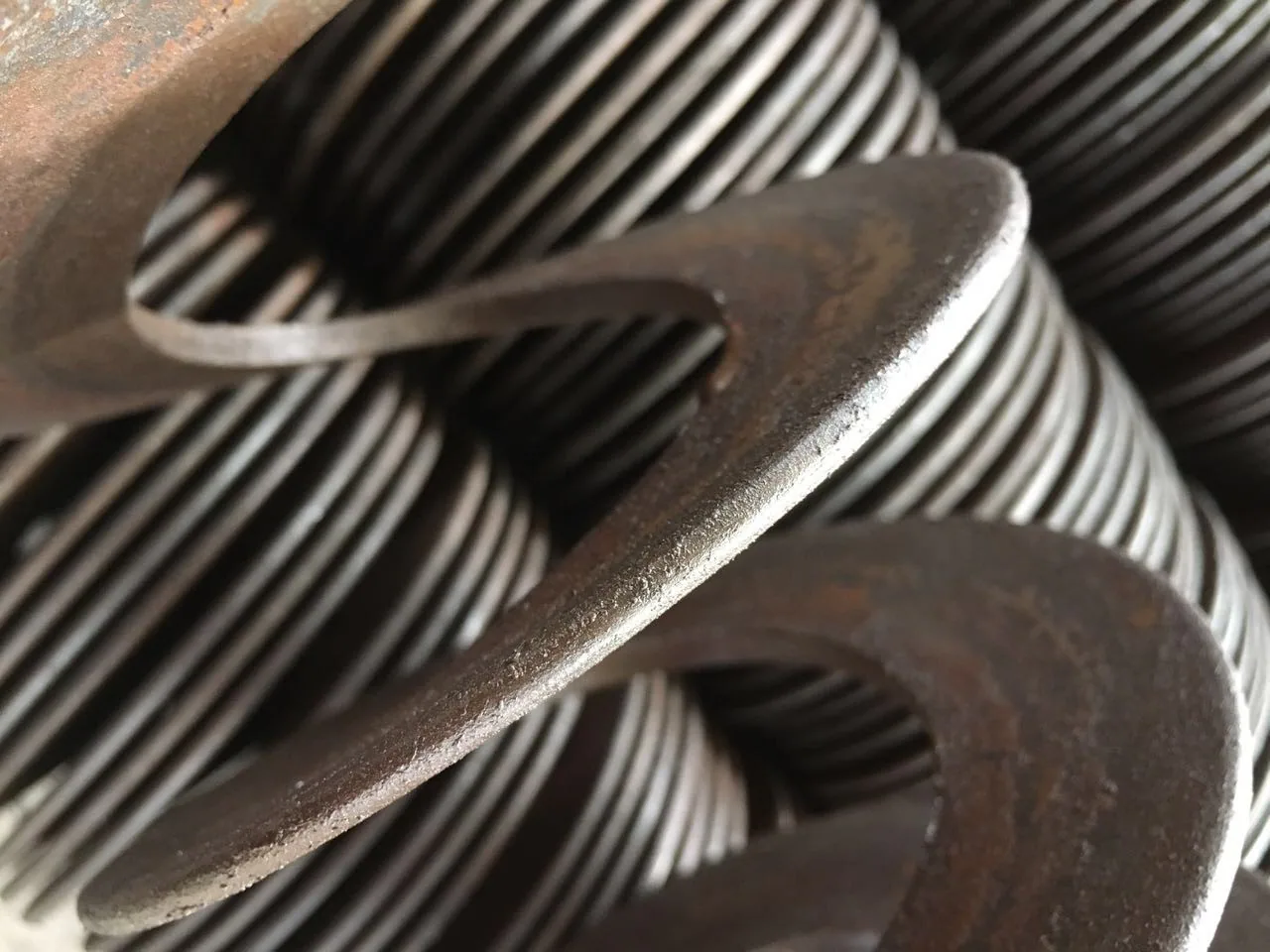 Rounded-edge helical flight pieces arranged for inspection