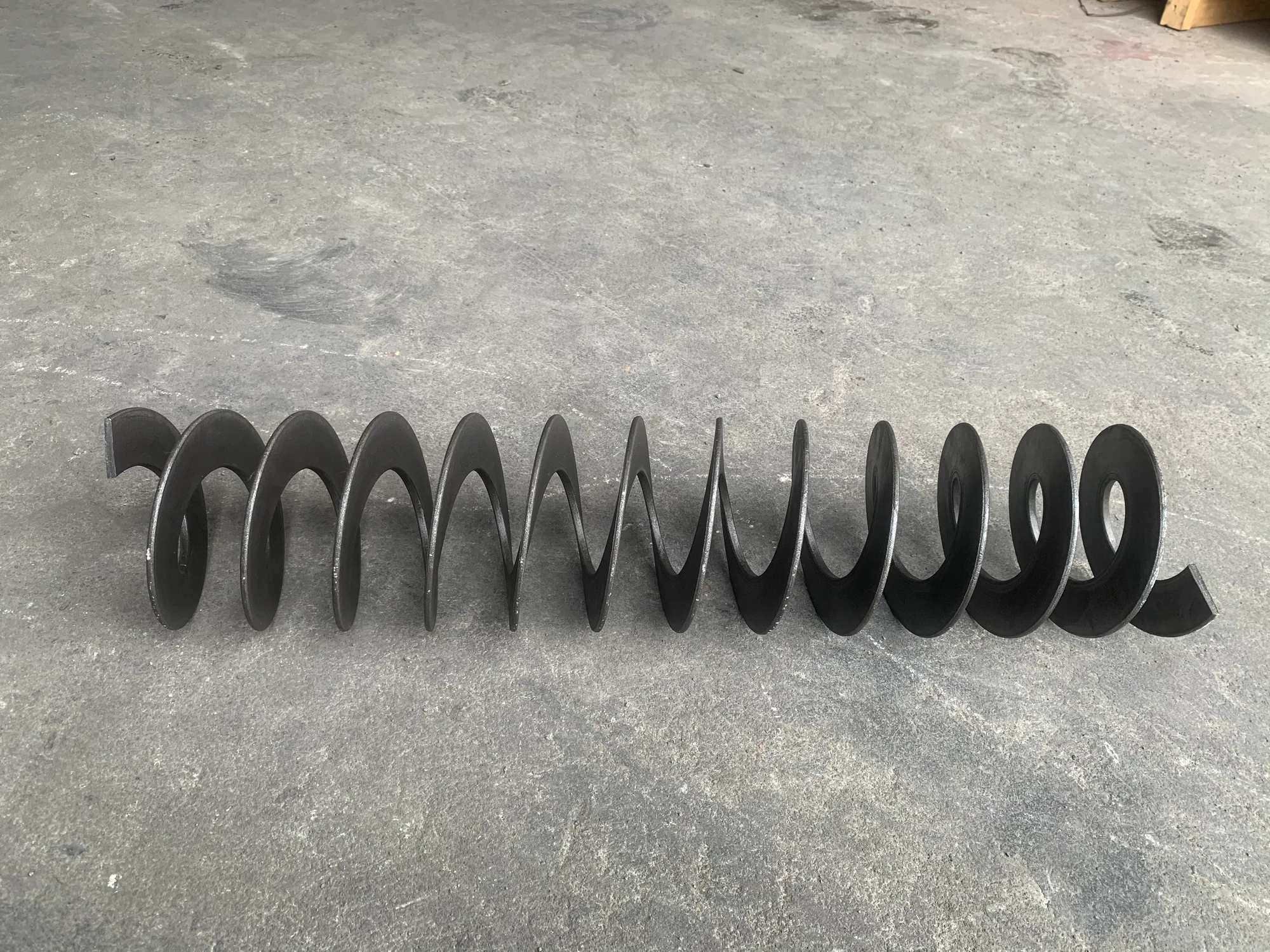 Rounded-edge spiral flight sections Rounded-edge spiral flight sections