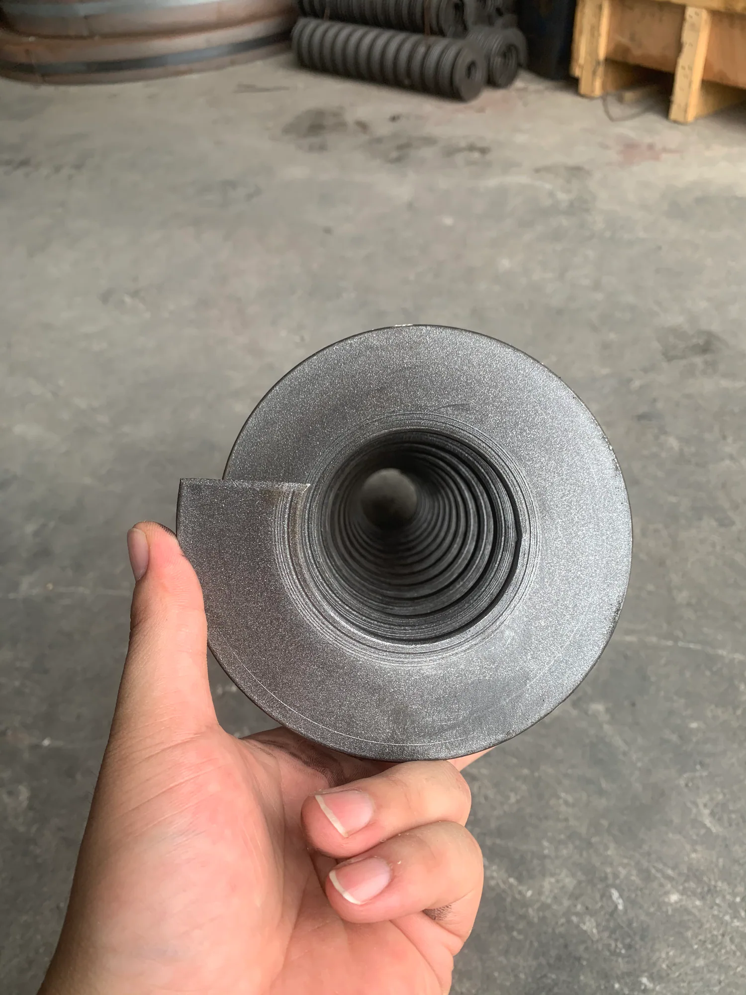 Rounded-edge helical flight pieces arranged for inspection