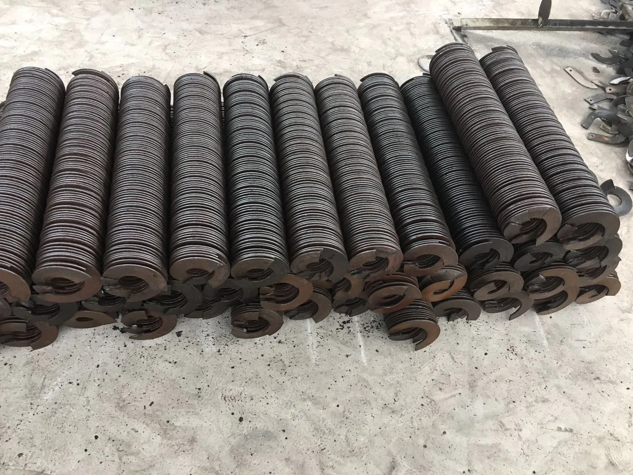 Rounded-edge helical flight pieces arranged for inspection