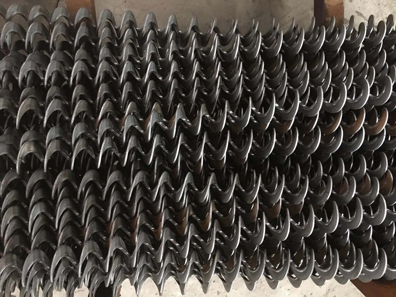 Rounded-edge helical flight pieces arranged for inspection