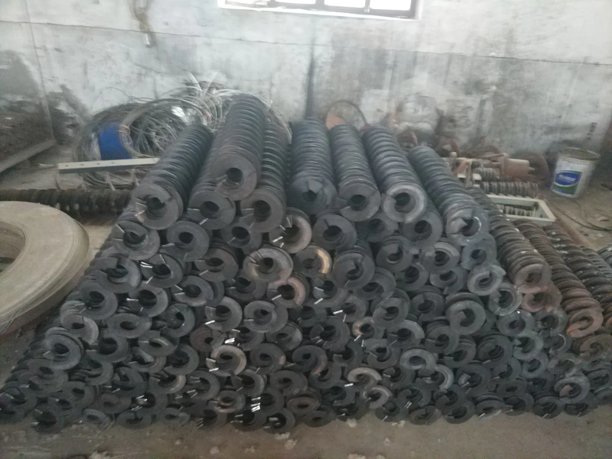 Rounded-edge helical flight pieces arranged for inspection