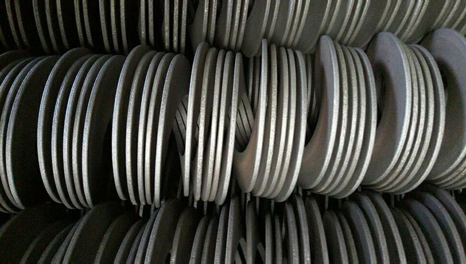 Rounded-edge helical flight pieces arranged for inspection