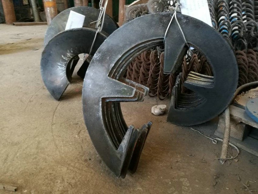 Sectional spiral blade with precision-formed helical profile Sectional spiral blade with precision-formed helical profile