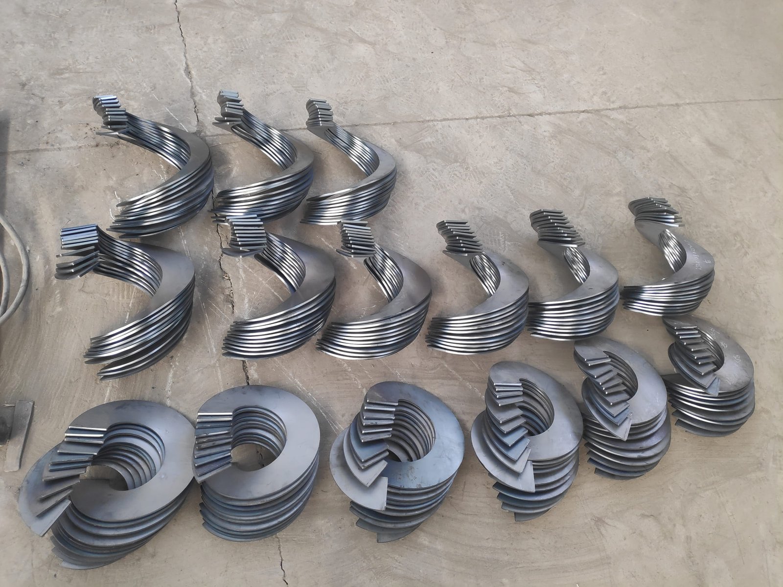 Sectional screw flight segment with custom diameter and pitch Sectional screw flight segment with custom diameter and pitch