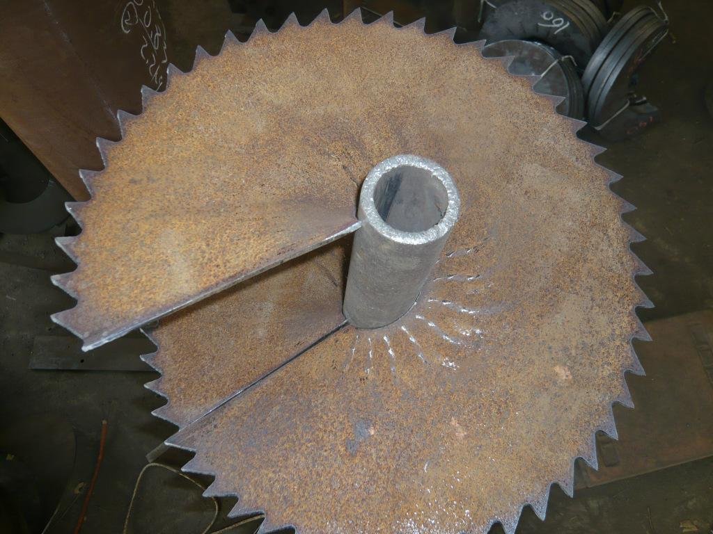 Serrated sectional flight with toothed outer edge Serrated sectional flight with toothed outer edge