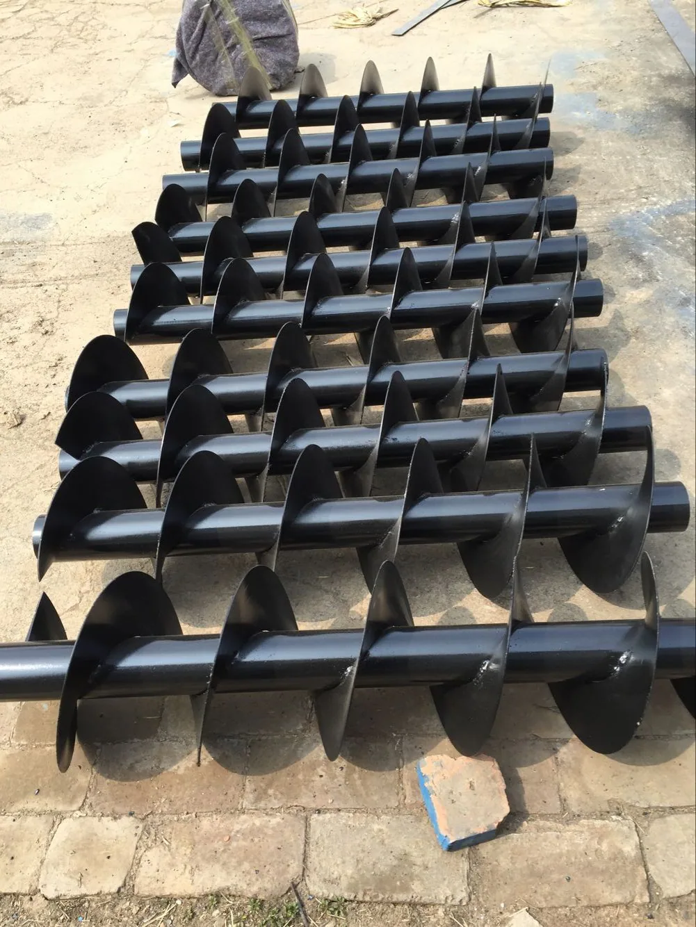 Multiple-shaft auger screw assemblies with formed flights Multiple-shaft auger screw assemblies with formed flights