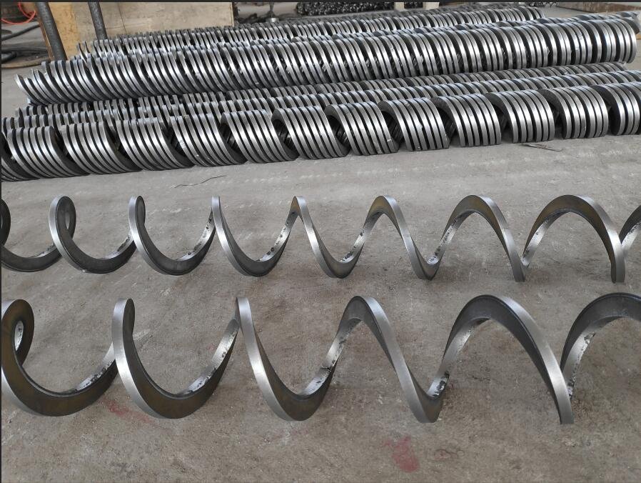 Square-bar flexible auger for industrial bulk material conveying