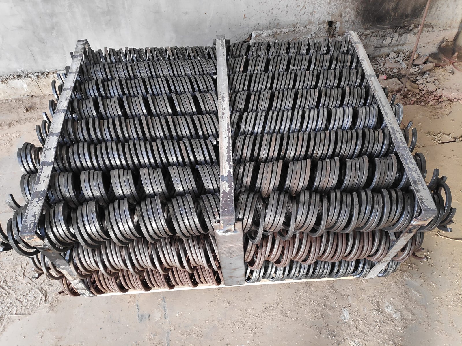 Square-bar spiral auger for flexible screw conveyor systems